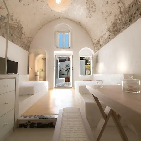 Tritiani Traditional * Messaria (Santorini)